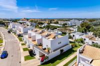 Luxury Villa in Serene Location with Pool & Private Garden - Chambres d’hôtes Quarteira