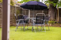 Spacious London Home - Garden, BBQ & Free Parking, Sleeps 8 - Chambres d'hôtes Londres