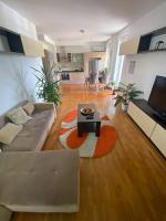Azzaro apartment with two bedrooms - B&B Bežanija