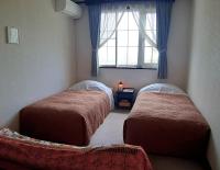 Tweepersoonskamer met 2 Aparte Bedden en Douche