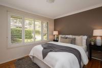 On Queen in Bowral. Walk to town - B&B