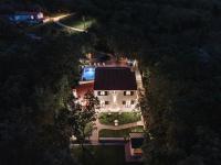 B&B Veli Golji - Villa PORTUM - Where Serenity & Comfort meet, Luxurious Woodland Retreat with Private Heated Pool & Amenities - Bed and Breakfast Veli Golji