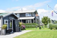 B&B Sneek - Het Toppunt groot vakantiehuis aan het water - Bed and Breakfast Sneek