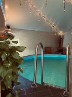 Zimmer mit Kingsize-Bett und Whirlpool