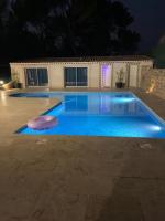 Jolie maison avec vue sur piscine - B&B