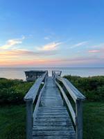Charming Cape Cottage—Ocean Views Private Beach - B&B East Sandwich