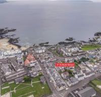 Enfield Street house behind Portstewart promenade with partial sea view from front 3 bed sleeps 7 - Chambres d’hôtes Portstewart