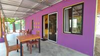 Casa Coco Playa Marbella with AC, Swimming Pool, Skate Bowl & walking distance Beach for Surfers and Nature Lovers - B&B Marbella