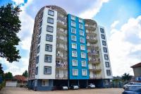 Elegant 3-Bedroom Condo with Pool, Gym & Free Wi-Fi - Chambres d'hôtes Kampala