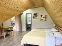 Queen Room with Garden View