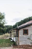 Pickers Hut - A Country Style Featured Dream Stay - Bed and Breakfast Basket Range