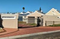 Barefootin Beachfront Cottage, Loadshedding-Proof, Steps Away from Langebaan Main Beach Bliss - B&B Langebaan