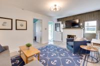 Walk to Lake Nautical Akron Cottage with Deck! - B&B Uniontown