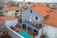 Apartment LOTA with heated pool on top location - Chambres d’hôtes Supetar