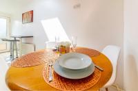 Stylish 3-bed Terraced House with Wi-Fi - Chambres d’hôtes