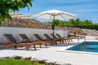 Modern Villa M30 with private pool, 3 en-suite bedrooms - B&B