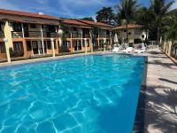 Casas com 2 suítes (ambas com ar split) e internet privativa 300MBPS, no Residencial Village do Bosque, condomínio com quiosques com churrasqueiras , piscina, sauna portaria 24hrs, a aproximadamente 200m da praia de Taperapuã Axé Moi - B&B Porto Seguro