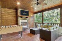 Gorgeous Idyllic Cabin w Hot Tub and Fire Pit Quittin Time is Secluded Romantic Oasis w Luxury Bathroom Double Shower and Bathtub Foosball Table - Chambres d'hôtes Broken Bow
