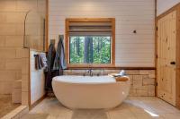 Gorgeous Idyllic Cabin w Hot Tub and Fire Pit Quittin Time is Secluded Romantic Oasis w Luxury Bathroom Double Shower and Bathtub Foosball Table - Chambres d'hôtes Broken Bow