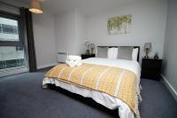 B&B Swindon - Violet's Corner Luxury Apartment by StayStaycations - Bed and Breakfast Swindon