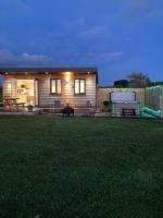 MAESLLAN CABINS - 'Golwg Y Mor' - B&B Cross Inn