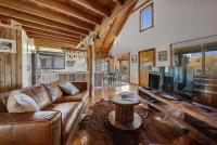 Aarlaur 2 - Charming 2BR Rustic Home l Bath l Fire Pit l WiFi l Air-Con - B&B