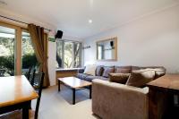 Estudio con vistas al jardín