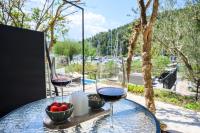 Mila and Jurija Formenti 2 apartments in heart of nautic marina, with heated swimming pool May till October, bikes, Sup, kajak, free parking in our garden - B&B Skradin