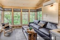 The Blackjack Oak in Treehouse Grove at Norton Creek - B&B