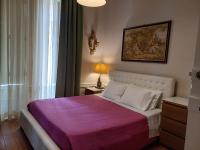 Habitación con cama grande y vistas al jardín