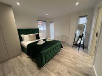 B&B Camberley - Mustafa House By E2M Stays - 1 & 2 Bedroom Stunning Apt in Central Town - Bed and Breakfast Camberley