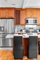 Spacious 6BR Quincy Apt - Balcony, Kitchen, Laundry, near Beach & Red Line 555 - B&B Quincy