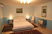 Dreibettzimmer mit Poolblick