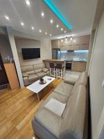 Centar Lux Apartman - FREE private parking, 10-min Walk Downtown - B&B Novi Sad