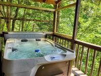 Free Tickets Hillbilly Hilton 2BR Dog-Friendly Cabin w Hot Tub & Mountain View - Bed and Breakfast Pigeon Forge