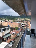 APARTAMENTO FULL HOUSE con BALCON - B&B El Colegio