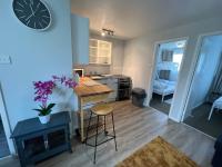 B&B Great Yarmouth - 82, Belle Aire, Hemsby - Two bed chalet, sleeps 5, bed linen and towels included - pet friendly - Bed and Breakfast Great Yarmouth