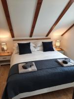 Off grid Robinson house Karmen - Bed and Breakfast Sutivan