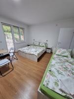 Dreibettzimmer mit Bergblick