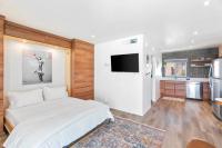 Walkable DTPH Studio w/ Pool and Parking - Bed and Breakfast