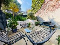 B&B Newquay - "The Garden Apartment Newquay" by Greenstay Serviced Accommodation - Beautiful 2 Bed Apartment With Parking & Outside Terrace, Close To Beaches, Shops & Restaurants -Perfect For Families, Couples, Small Groups & Business Travellers - Bed and Breakfast Newquay