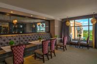 Club lounge access, 1 Bedroom Suite, 1 King, Corner room