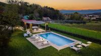 B&B Capannori - Villa Catia Farmhouse, Three Luxury Bedrooms, a Jacuzzi Pool and a Dream-Like Getaway Experience - Bed and Breakfast Capannori