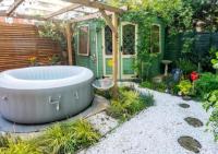 B&B York - Cosy Garden Flat, Private Roofed Hot Tub & Four Poster Bed - Bed and Breakfast York