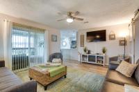 Less Than half Mi to Beach! Hot Tub Haven in Galveston - B&B Galveston