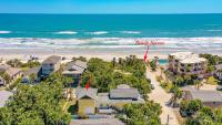 Dog Friendly Loft STEPS from Beach with Gas Barbecue Grill and Upstairs Deck! - B&B New Smyrna Beach