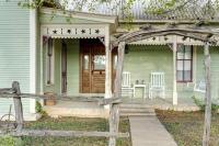 Pet-Friendly, Hot Tub, Fire Pit, King Beds - Walk to Main St! - B&B Fredericksburg