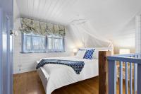 Habitación con cama grande y bañera de hidromasaje