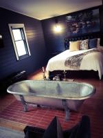 Habitación con cama extragrande y bañera de hidromasaje