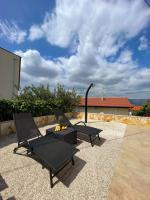 Apartment Tina, Modern, Private SeaView Outdoor Terrace, BBQ, close to beach, 2 bedrooms - B&B Traù